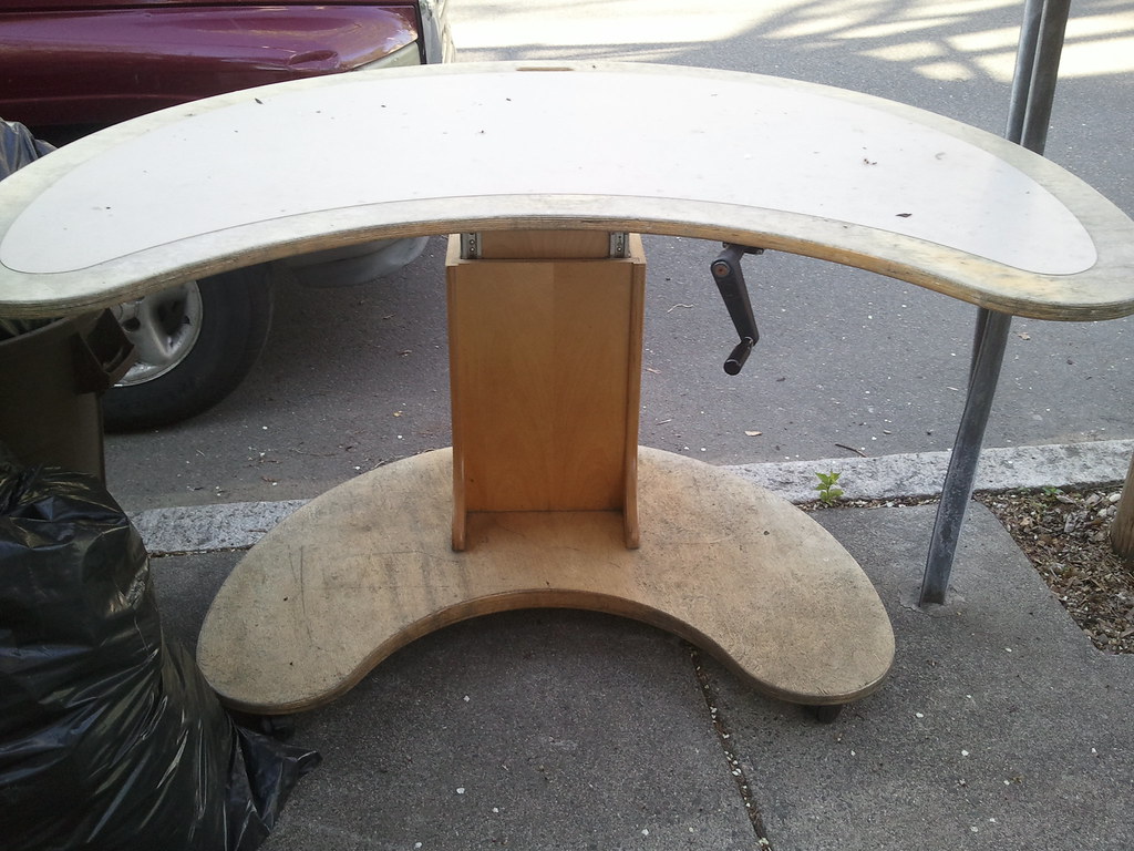 Height adjustable desk